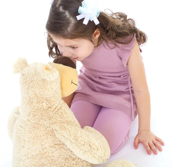 Meisje knuffelen haar teddybeer. — Stockfoto