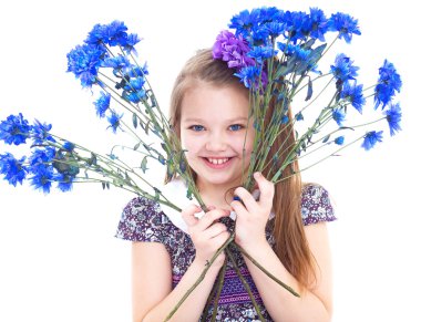 bir buket çiçek ile sevimli küçük kız.