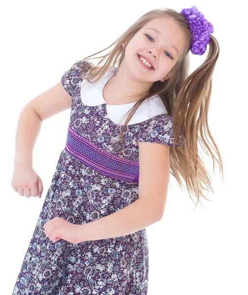 Porträtt av charmig liten flicka med långt hår. — Stockfoto