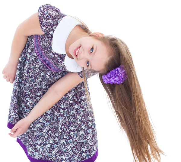 Портрет очаровательной маленькой девочки с длинными волосами . — стоковое фото