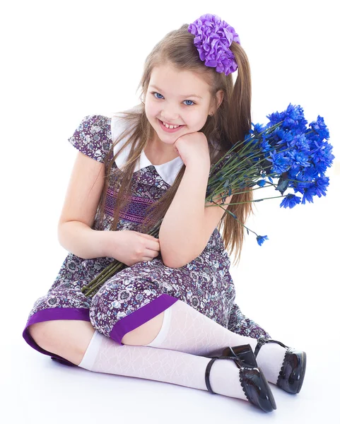 Encantadora menina com um buquê de flores . — Fotografia de Stock