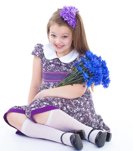 Очаровательная маленькая девочка с букетом цветов . — стоковое фото