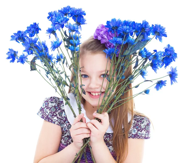 Όμορφο κοριτσάκι με ένα μπουκέτο λουλούδια. — Φωτογραφία Αρχείου