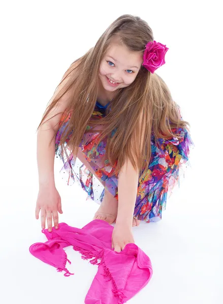 Hermosa niña en una bufanda roja . —  Fotos de Stock