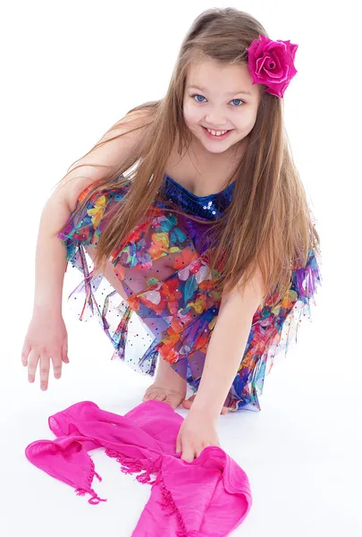 Linda menina em um lenço vermelho . — Fotografia de Stock