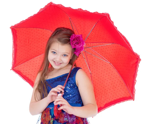 Menina com guarda-chuva posando em estúdio . — Fotografia de Stock