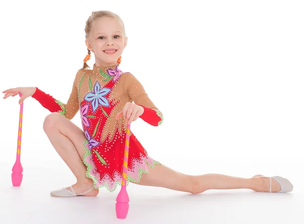 Niña haciendo ejercicio con maza gimnástica — Foto de Stock