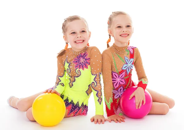 Imádnivaló twin lányok tornászok. — Stock Fotó