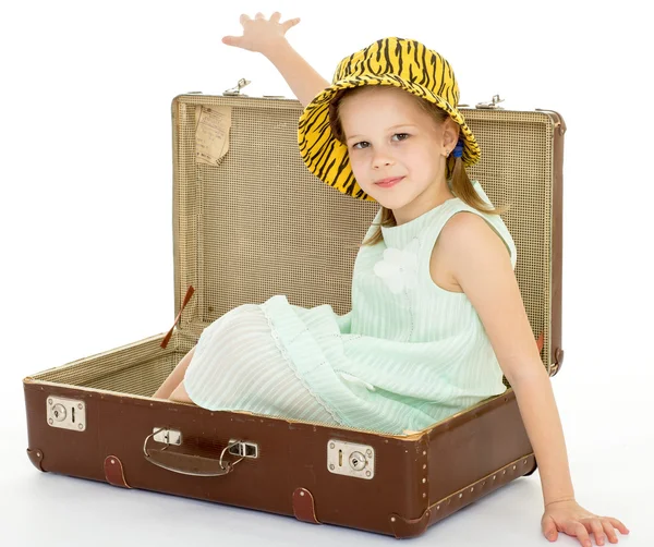 Little girl with a big and very old suitcase. — Stock Photo, Image