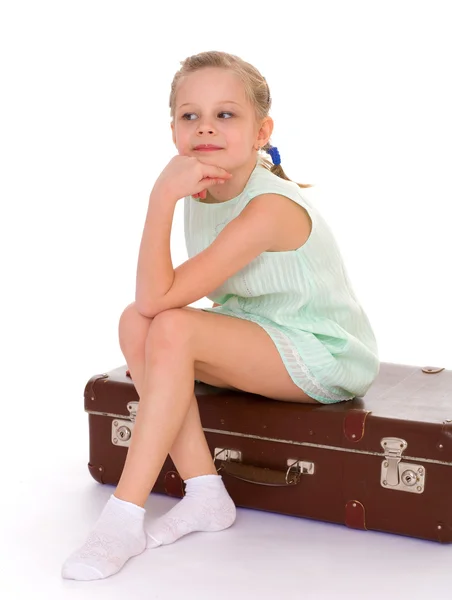Kleines Mädchen mit einem großen und sehr alten Koffer. — Stockfoto