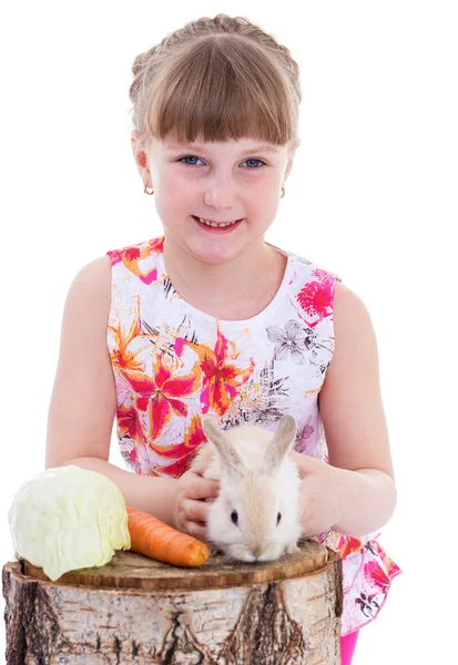 Bambina con coniglio adorabile — Foto Stock