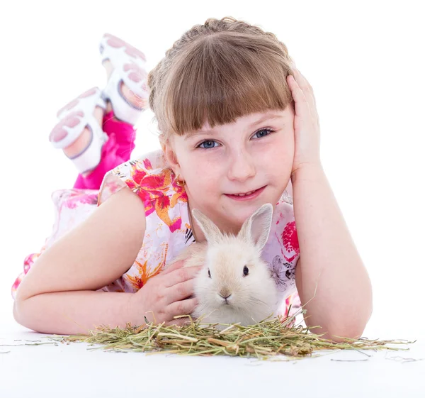 Menina com coelho adorável — Fotografia de Stock