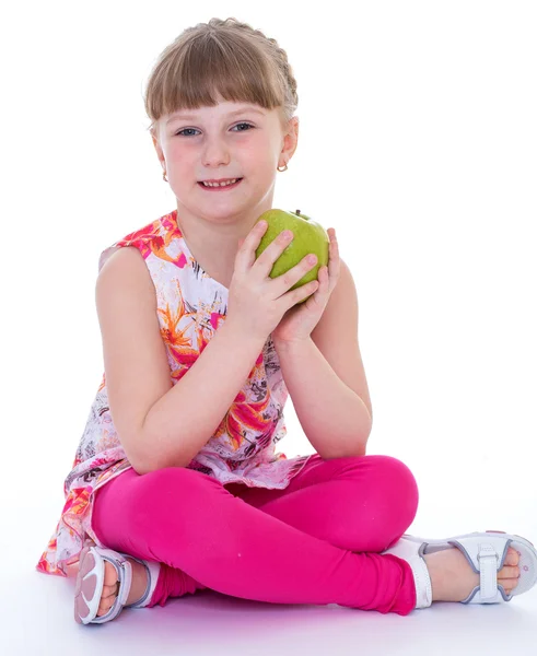 Ragazza con mela — Foto Stock