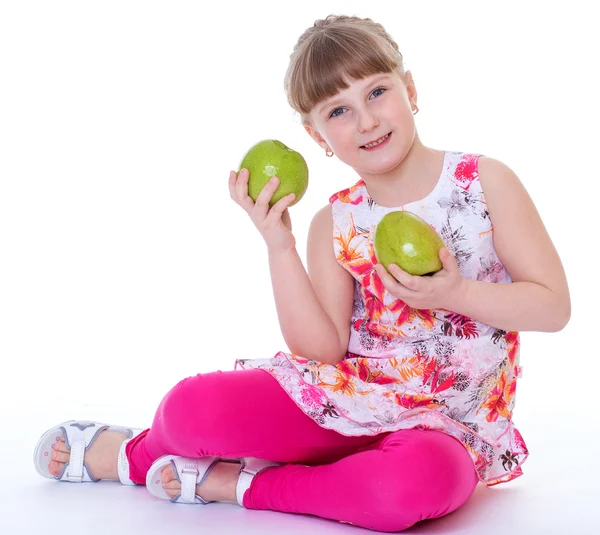 Flicka med äpple — Stockfoto