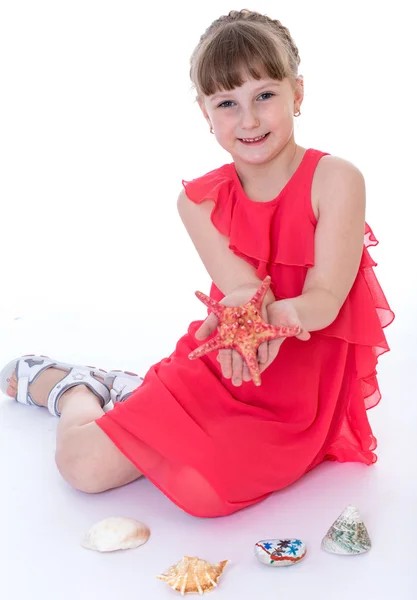 Starfish in de handen van een klein meisje. — Stockfoto