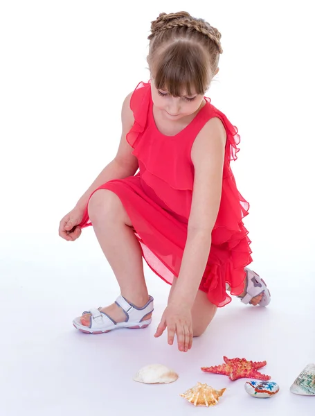 Estrela do mar nas mãos de uma menina . — Fotografia de Stock