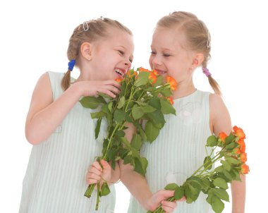 iki sevimli kız gül buketleri.