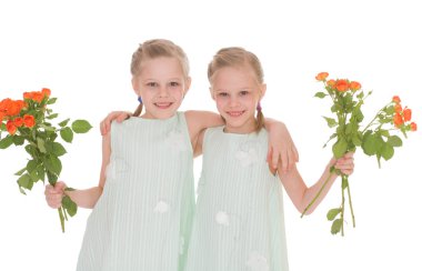 iki sevimli kız gül buketleri.