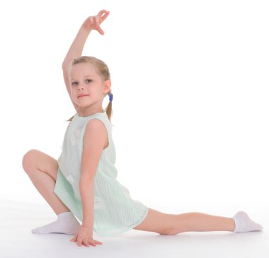 Genç kız jimnastik yapıyor. 