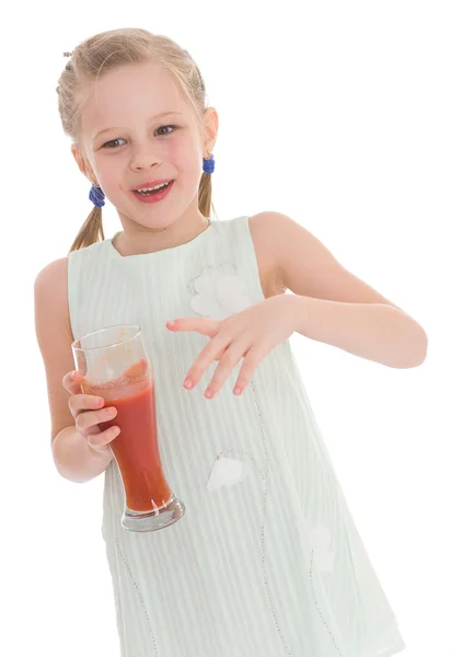 Weinig meisje drankje smakelijke rode tomatensap — Stockfoto