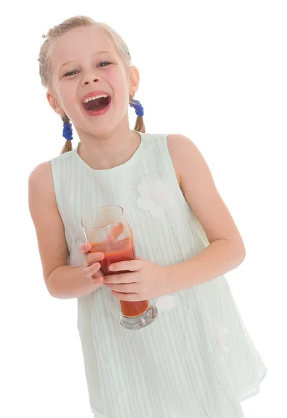 Malá dívka nápoj chutná červené rajčatová šťáva — Stock fotografie