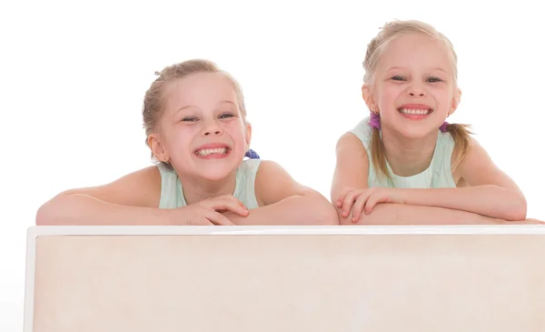 Portret van twee vrolijke kinderen — Stockfoto