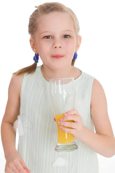 Милая маленькая девочка пьет апельсиновый сок — стоковое фото