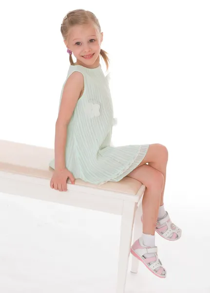Küçük kız oturma portre. — Stok fotoğraf