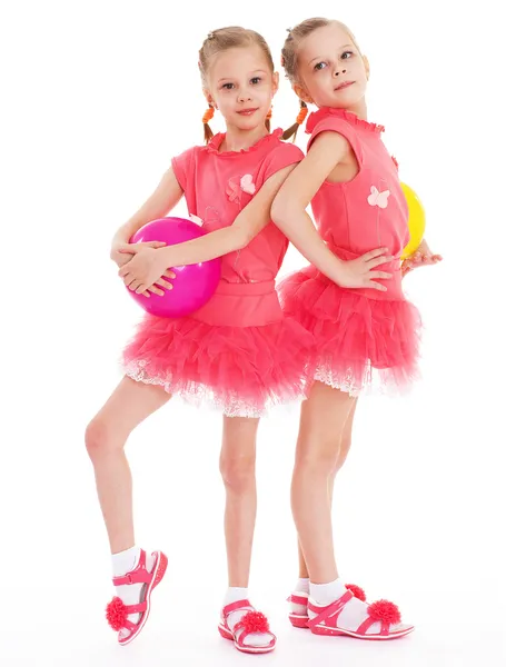 Twee jonge meisje gymnast met sport ballen. — Stockfoto