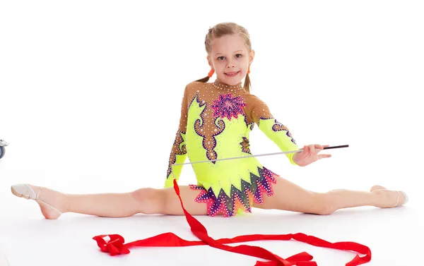 Roztomilý malý gymnastka tančí s mašlí — Stock fotografie