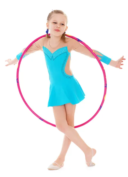 Bella piccola ginnasta con il cerchio — Foto Stock