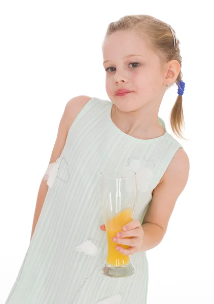 Menina bonito bebe suco de laranja — Fotografia de Stock