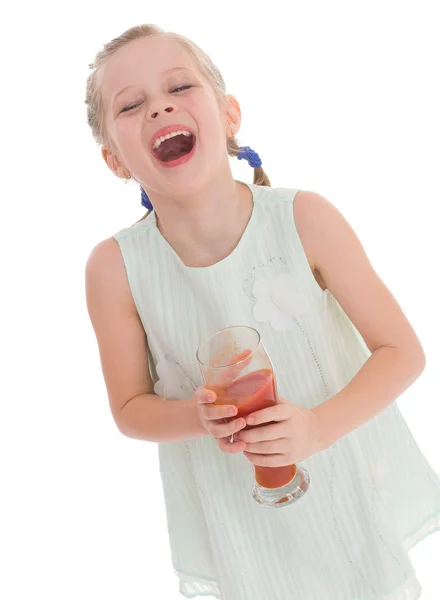 Kleines Mädchen trinkt leckeren roten Tomatensaft — Stockfoto