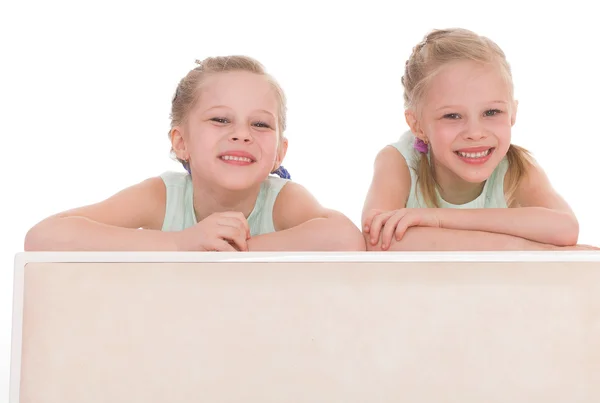 Portret van twee vrolijke kinderen — Stockfoto