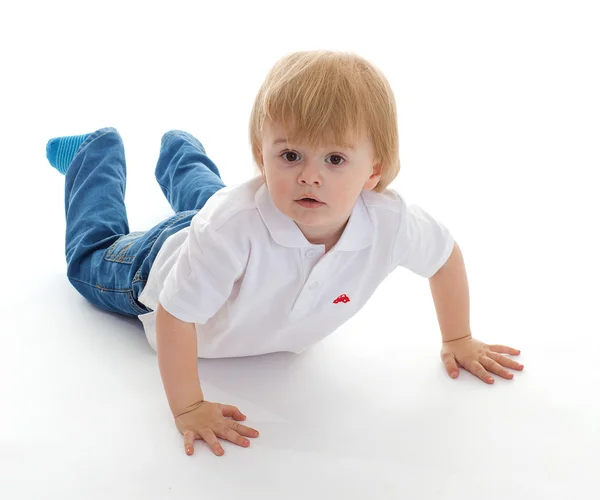 Retrato de un niño lindo tirado en el suelo — Foto de Stock