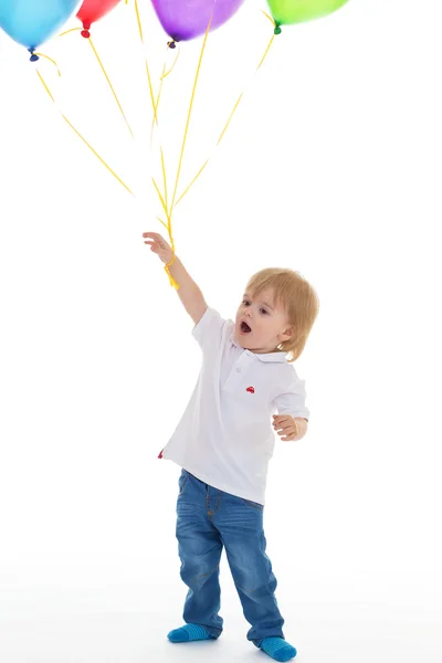 Menino com bando de balões coloridos — Fotografia de Stock