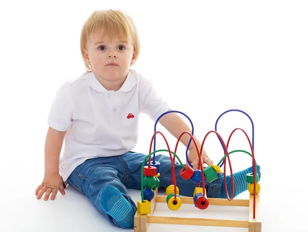 Menino na sala de aula no ambiente Montessori . — Fotografia de Stock