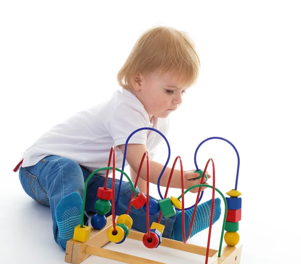 Liten pojke i klassrummet på montessori miljö. — Stockfoto