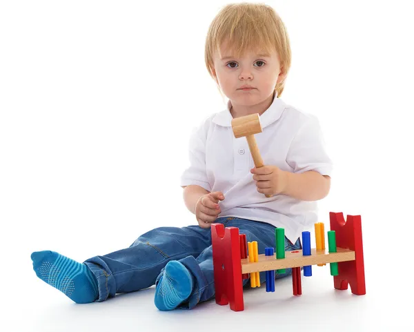 Petit garçon dans la salle de classe à Montessori environnement . — Photo