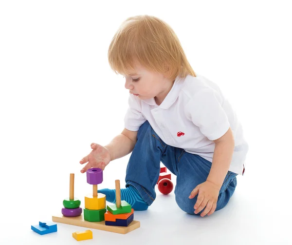 Kleiner Junge im Klassenzimmer in Montessori-Umgebung. — Stockfoto