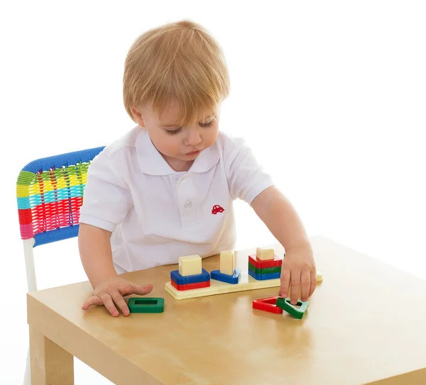 Petit garçon travaillant avec enthousiasme avec les matériaux Montessori — Photo