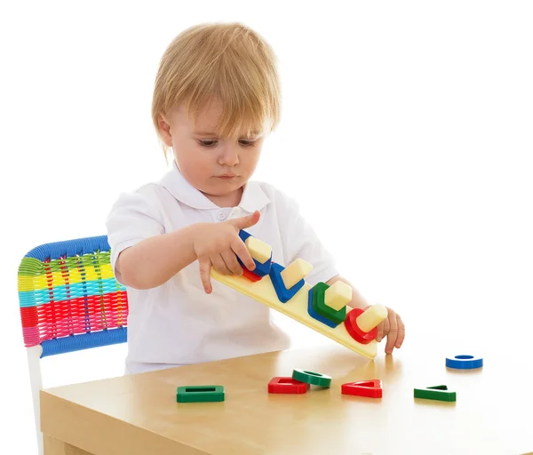 Menino trabalhando entusiasticamente com materiais Montessori — Fotografia de Stock