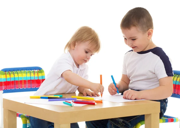 Dois meninos entusiasticamente pintar marcadores — Fotografia de Stock