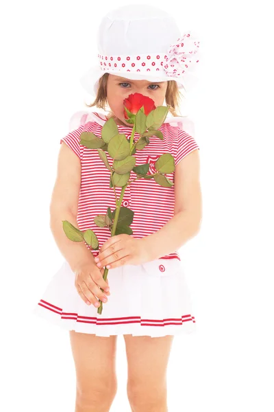 Charmante petite fille avec fleur de rose rouge — Photo