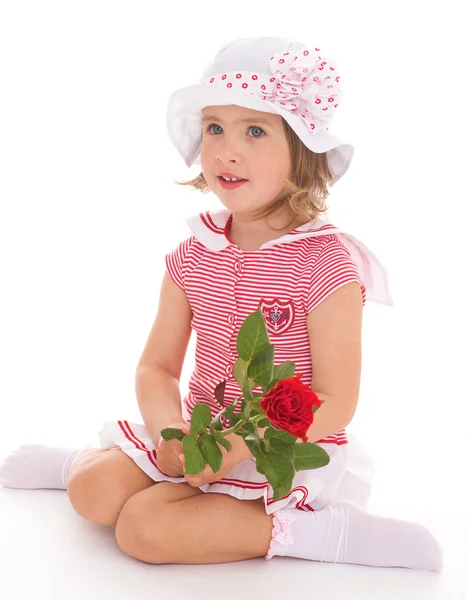 Affascinante bambina con fiore di rosa rossa — Foto Stock