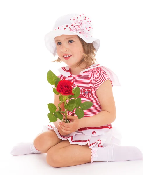 Γοητευτικό μικρό κορίτσι με το κόκκινο λουλούδι τριαντάφυλλο — Φωτογραφία Αρχείου