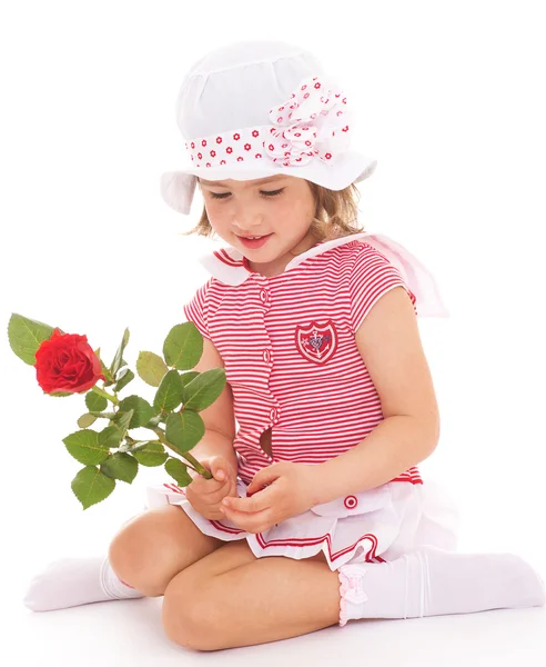 Charmante petite fille avec fleur de rose rouge — Photo