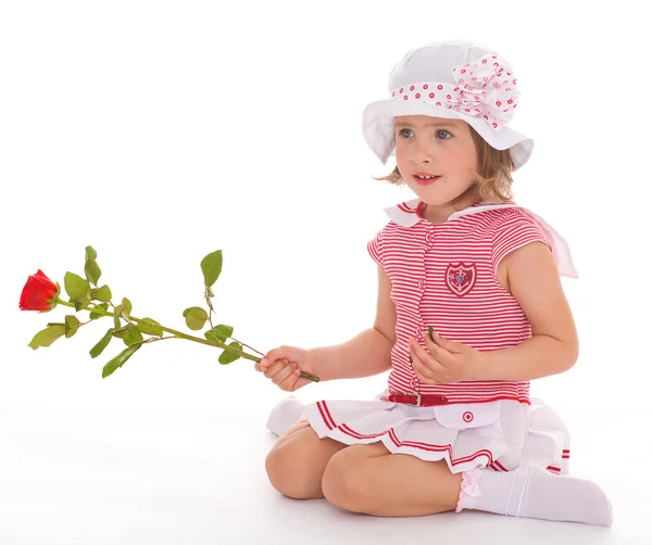 Charmante petite fille avec fleur de rose rouge — Photo