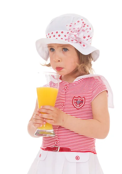 Menina beber um copo de suco . — Fotografia de Stock