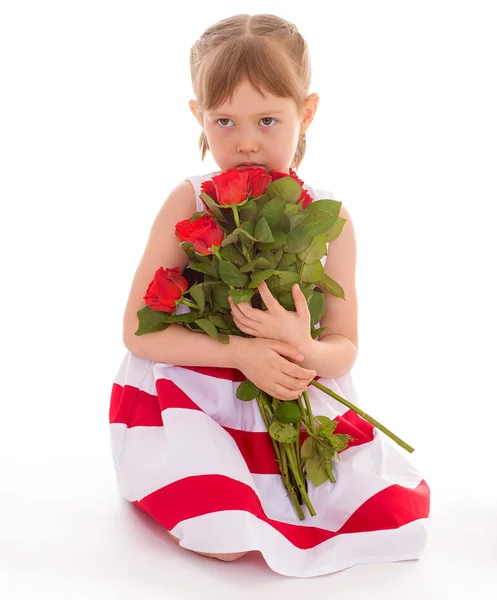 バラの花束を持つ少女. — ストック写真